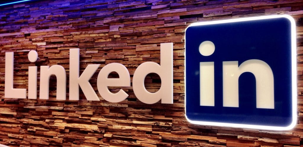LinkedIn logo op hoofdkantoor in Nederland