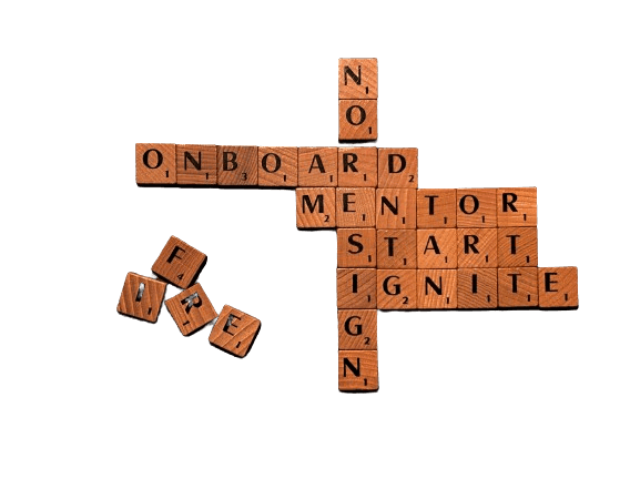 Houten letters met woorden zoals onboarding, start, mentor, ignite. no resign