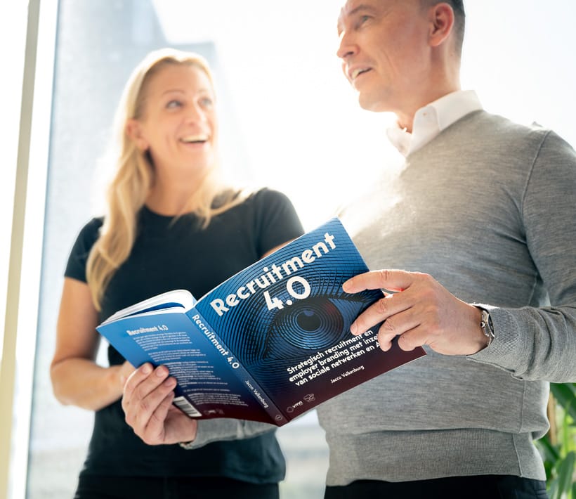 Foto van trainer met het boek Recruitment 4.0 in de hand