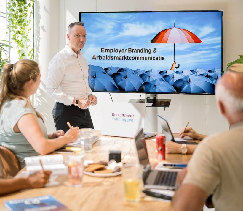 Trainer in actie tijdens training Employer Branding en Arbeidsmarktcommunicatie met trainer Jacco Valkenburg