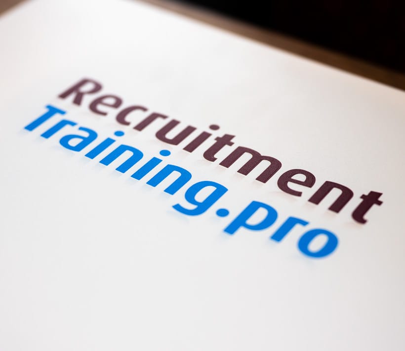 RecruitmentTrainingPro logo RecruitmentTrainingPro logo op computer