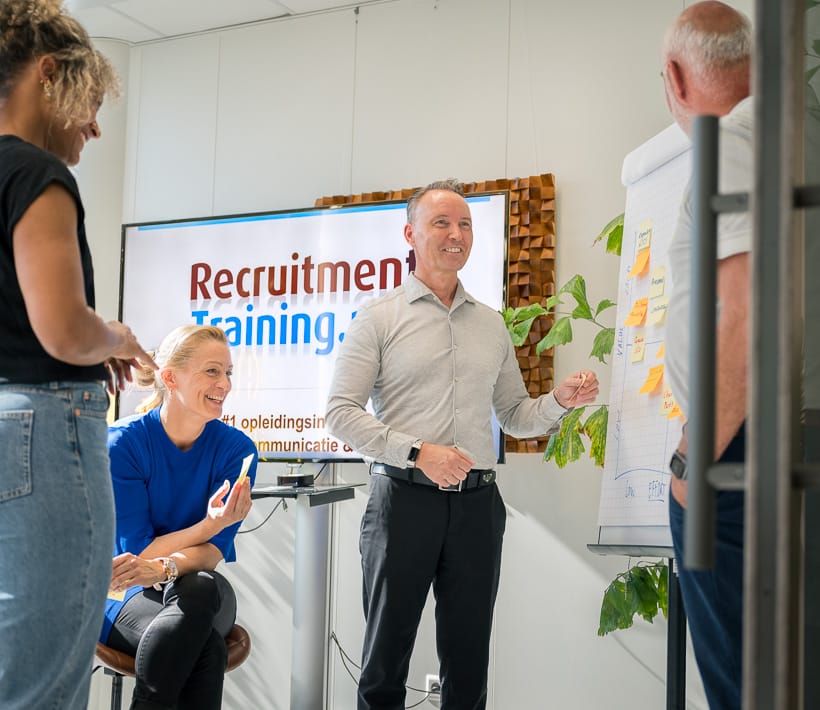 Deelnemers in trainingsruimte tijdens opleiding recruitment