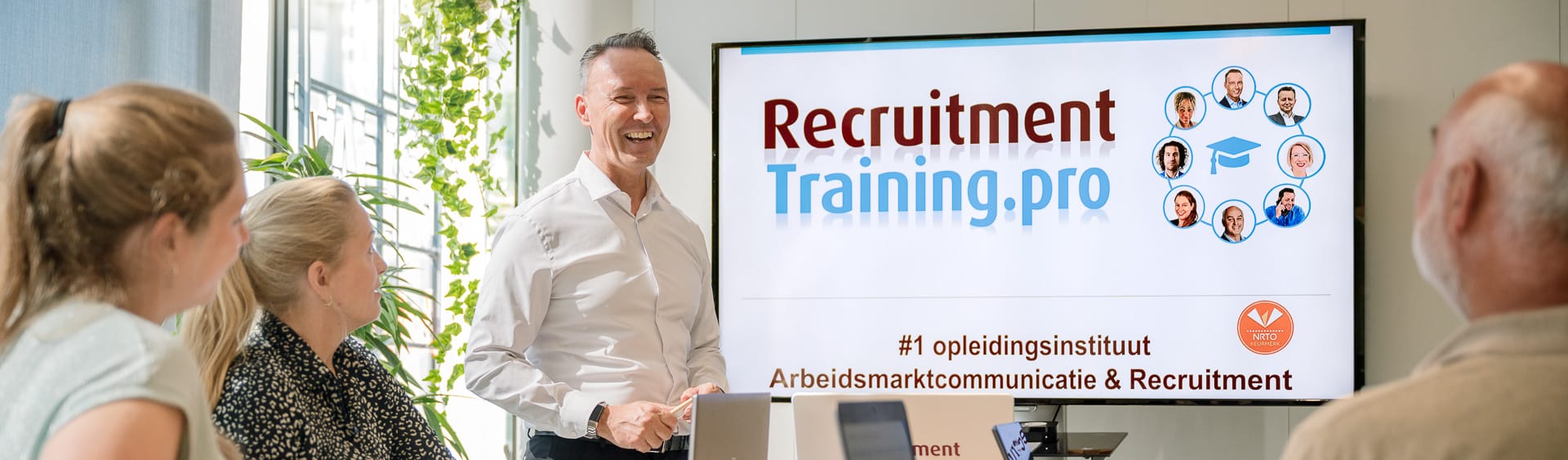 Deeelnemers en trainer bij RecruitmentTrainingPro in klaslokaal